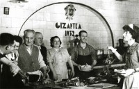 Durante muchos años el papel de la mujer se limitó al trabajo profesional en la cocina y en la limpieza. Gizartea. Año 1946