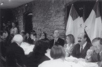 Cena de la Víspera de San Sebastián, año 1994. El alcalde Odón Elorza encuentra en la Cofradía Vasca de Gastronomía un espacio para las mujeres